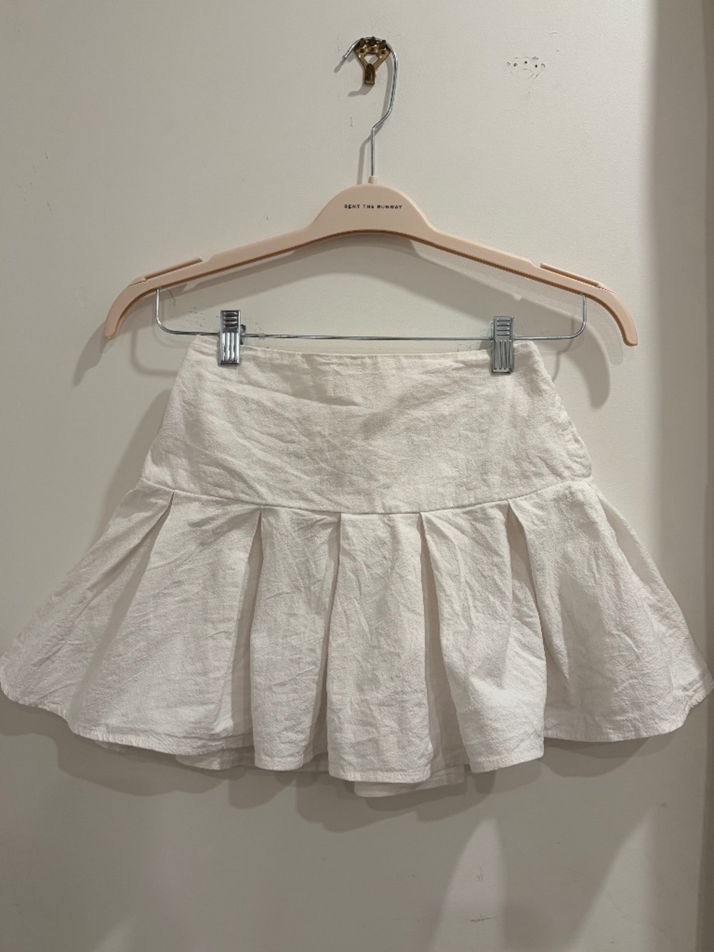 Urban Romantics Women’s White Pleated Mini Skirt (Size XS)